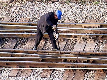 This rail worker faces many dangers every day. If you have been injured while working for a railroad company, call a Little Rock FELA attorney now.